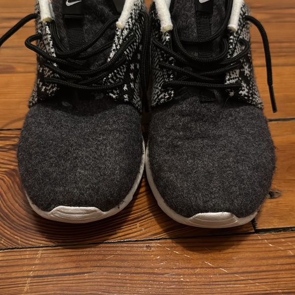 Women’s Nike Roshe One Winter Sweater - Picture 4 of 8